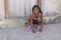 Кубинская девчушка играет на улице Карденаса