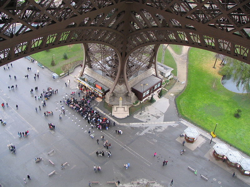 800px-Pied_de_la_tour_Eiffel[1]